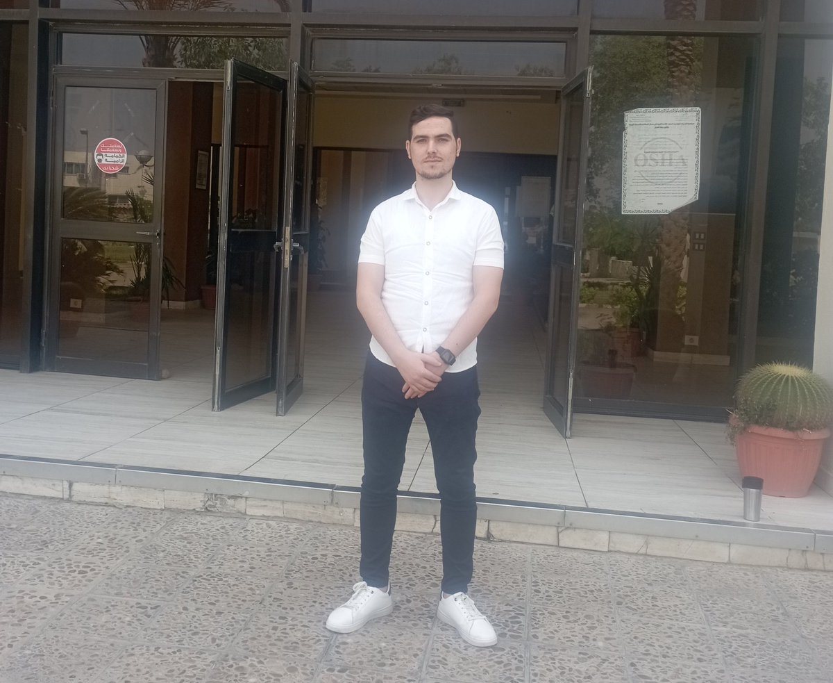 "لن يجلب السعيُ شيئاً لا نصيب بهِ
أو يمنعُ الحرصُ ما قد قدر اللهُ"