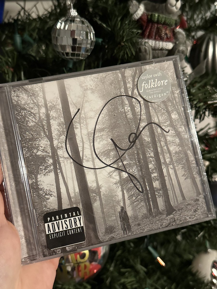 i was able to get a signed copy of folklore from my local record store and i’d love for it to go to someone who doesn’t have one🤍 *US only as i’m covering shipping* to enter: 🪩follow me 🪩retweet this tweet i will randomly select a winner the evening of taylor’s birthday, 12/13