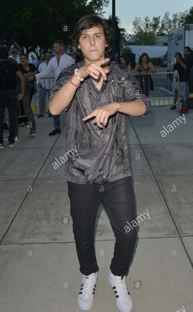 por que parece que esta bailando un tema de gusty dj