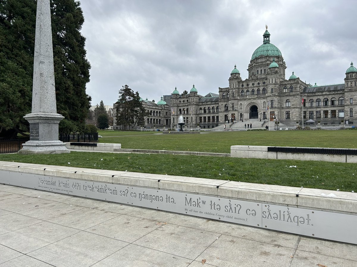 We unveiled lək̓ʷəŋən language signage on the @BCLegislature grounds. As Speaker, I am committed to meaningful action that makes this a more welcoming and inclusive space for all. I hope these signs inspire reflection and responsibility for decades to come. 2/2