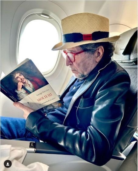 iampaolamedina's tweet photo. «A mí lo que me ha salvado son los libros que he leído. Pero principalmente, de la soledad. Por ejemplo, ocurre mucho en las giras, cuando a un avión le pasa algo y nos quedamos todos tirados en un aeropuerto, que los músicos se desesperan, no saben qué hacer. Pero yo, si tengo un buen libro, ¡estoy feliz! Los libros me acompañan, me ayudan a pensar, a vivir un montón de vidas distintas a la mía. En lugar de estar como un animal enjaulado mirando a un avión que va a salir en seis horas, puedo estar en la antigua Roma viviendo las vidas de otros. Creo que ese es el único consejo que me he atrevido a dar en la vida: si tienes un libro, nunca vas a estar solo».

Joaquín Sabina  ✍️