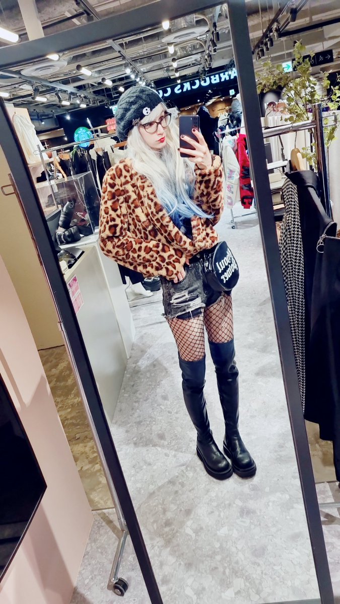 yurichan173's tweet photo. Today: rock style
(And yes I wear glasses🙈)
Leo jacket&shorts @SHEIN_Japan
Bag @HotTopic
Boots JEFFREY CAMPBELL
#ootd #altfashion #altgirl #rockgirl #rockstyle #metalgirl #metalgoth #grunge #grungefashion #punk #emo #emogirl #gothgirl #nugoth https://t.co/ezB63s9Zst