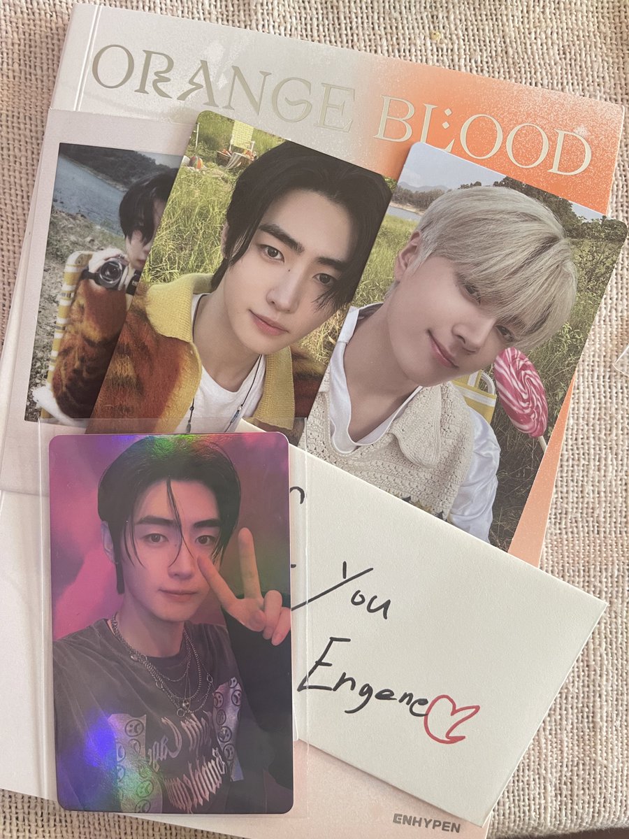 เหมือนว่าเพิ่งได้เมนชั่นว่าถึงไทยเอง วันนี้ถึงมือเราแล้วค่า ได้ในวันครบรอบสามปีพอดีเลย ได้การ์ดใบที่อยากได้หมดเลยด้วย ฮือ ขอบคุณนะค้าาา โอกาสหน้าจะอุดหนุนอีกแน่นอนค่า😻🧡✨ #แงวดำรีวิว