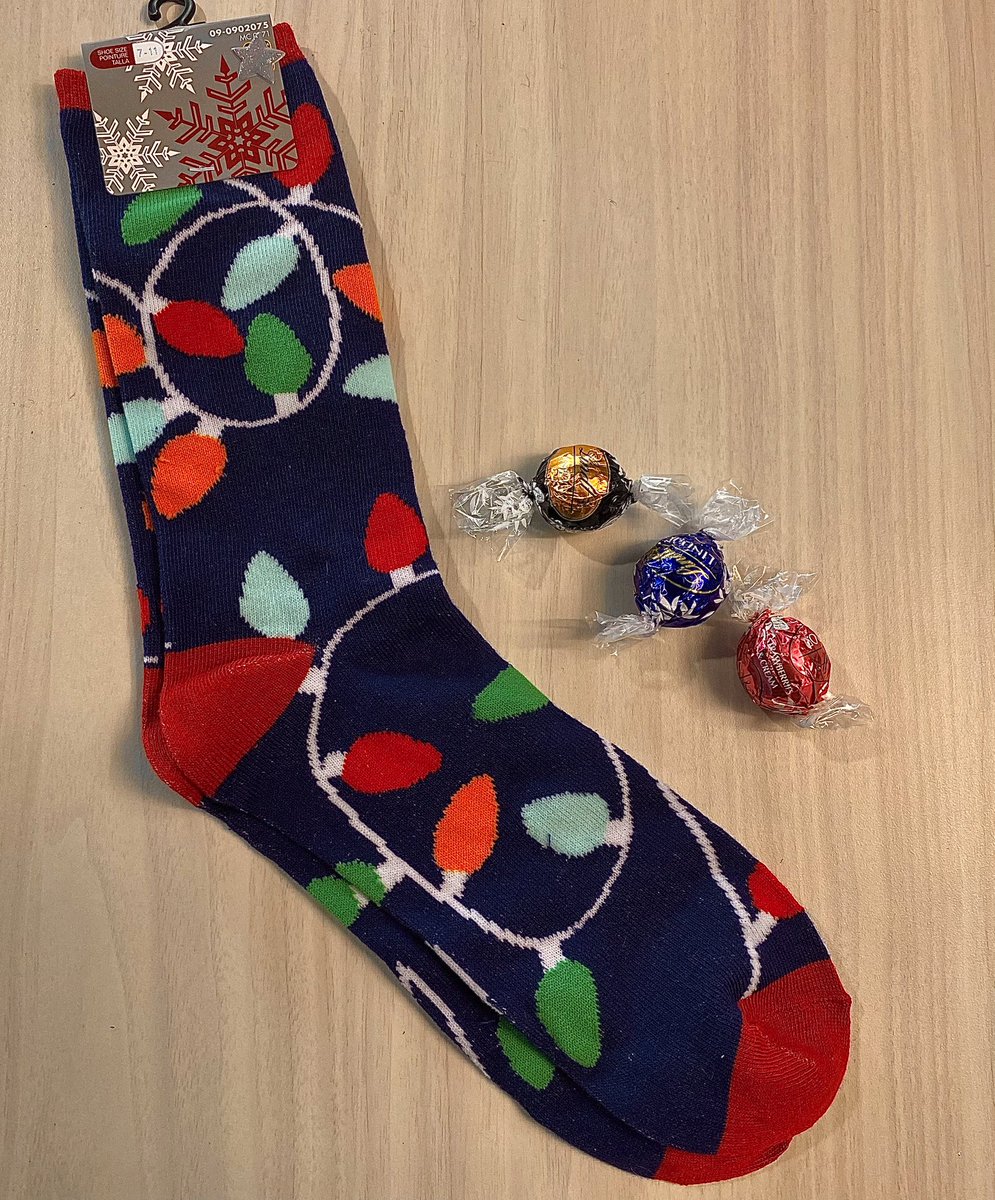 Editor_Clark's tweet photo. I’m already feeling the holiday spirit at @DouglasCollege! My team there has decided for each day they count down to the holidays, an employee will receive a gift. I was lucky number 24! ❤️🎄

#HappyHolidays #HolidaySpirit #DouglasCollege #MarketingTeam #ChristmasSocks #Lindt https://t.co/inR4vtVR4N