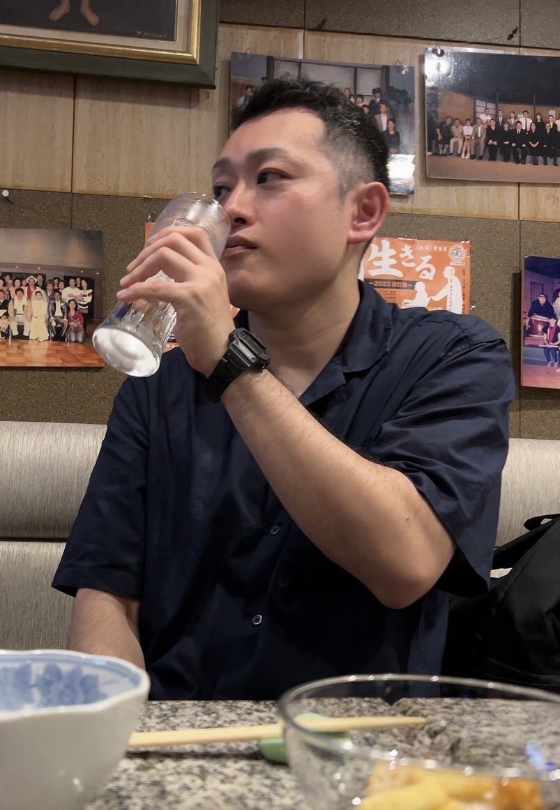 mcone_info's tweet photo. 《出演者紹介》
山口翔(@fugusy )

高校時代音楽の先生から
「あなたは1000人に1人の声だ」
という言葉に触発され
音楽を志した山口翔です

感謝の気持ちを込めて
ギター弾き語りの音楽を
心を込めて歌っています
どうぞ宜しくお願いします！

予約は以下サイト又はDMまで
⬇️
https://t.co/gq8xKR0hvy https://t.co/2f5zmUWoJh
