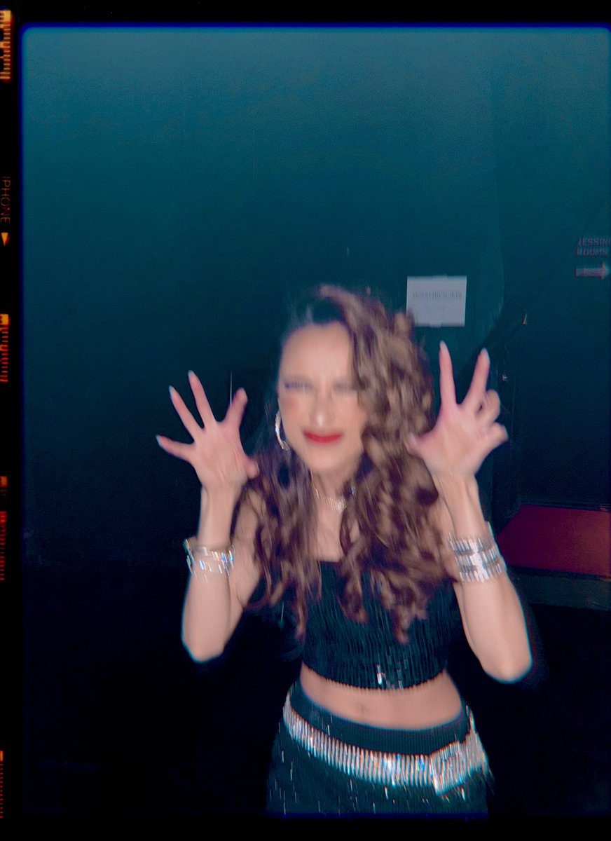 ZeniaMarshall's tweet photo. Rock N Roll 🪨🤘 

#Backstage #rocknroll #singer #theatreshow #tinaturner #tributeshow #rockconcert #familyband https://t.co/heP5OObgrO