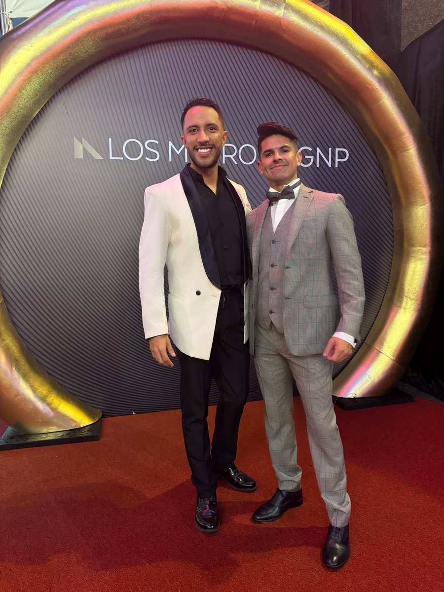 Qué hermoso poder formar parte de una industria como es el teatro con socios tan talentosos como tú <a href="/IvanUrcid/">Ivan Urcid</a> .
Hoy estamos en <a href="/losmetromx/">Los Metro</a> por la casualidad más divertida que se me ha atravesado, gracias a <a href="/GrinderMexico/">Grinder El Musical</a> por regresarme a este mundo tan maravilloso. Y felicidades