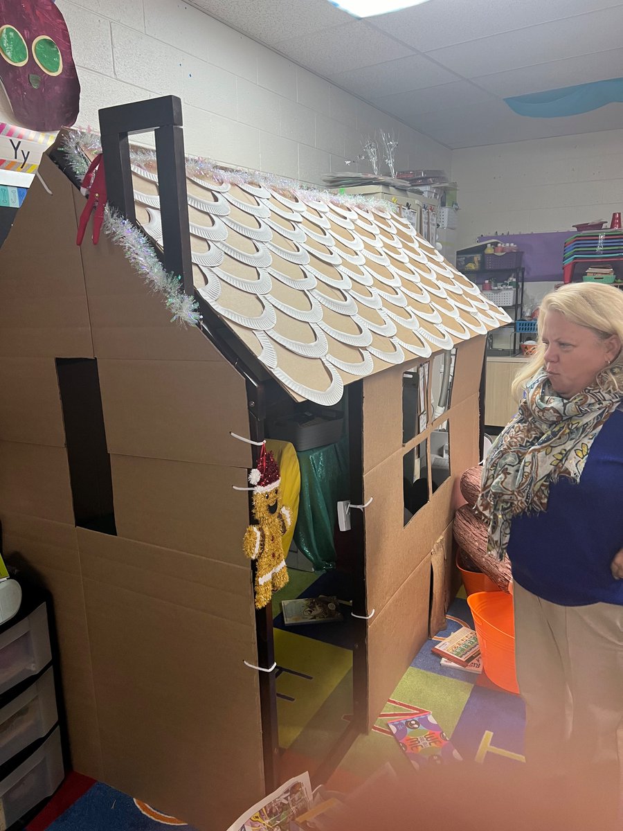 Teacher Specialist Chronicles: Check out this Amazing GingerBread house in Ms. Williams’ Kindergarten class at Peake! Nice place to get cozy and read a book 😊