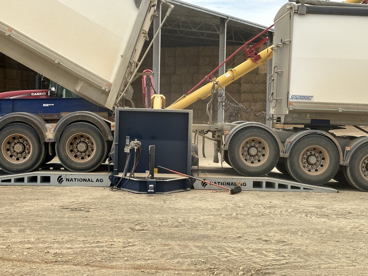 NationalAg3's tweet photo. National Ag 1600 Electric Drive Over at work at Brad Johnston Quandialla. https://t.co/90AzNEX7QH