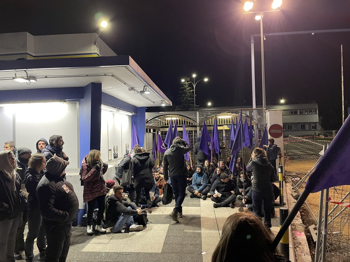 Aitorbi's tweet photo. Zaintza eskubide kolektiboaren aldeko greba feminista orokorra deitu du Euskal Herriko Mugimendu Feministak gaur. Goizean goizetik martxan dira piketeak Gasteizko Michelinen lantegian.  #GrebaFeministaOrokorra #ZaintzaEskubideKolektiboa @berria https://t.co/dOiQeQss5f
