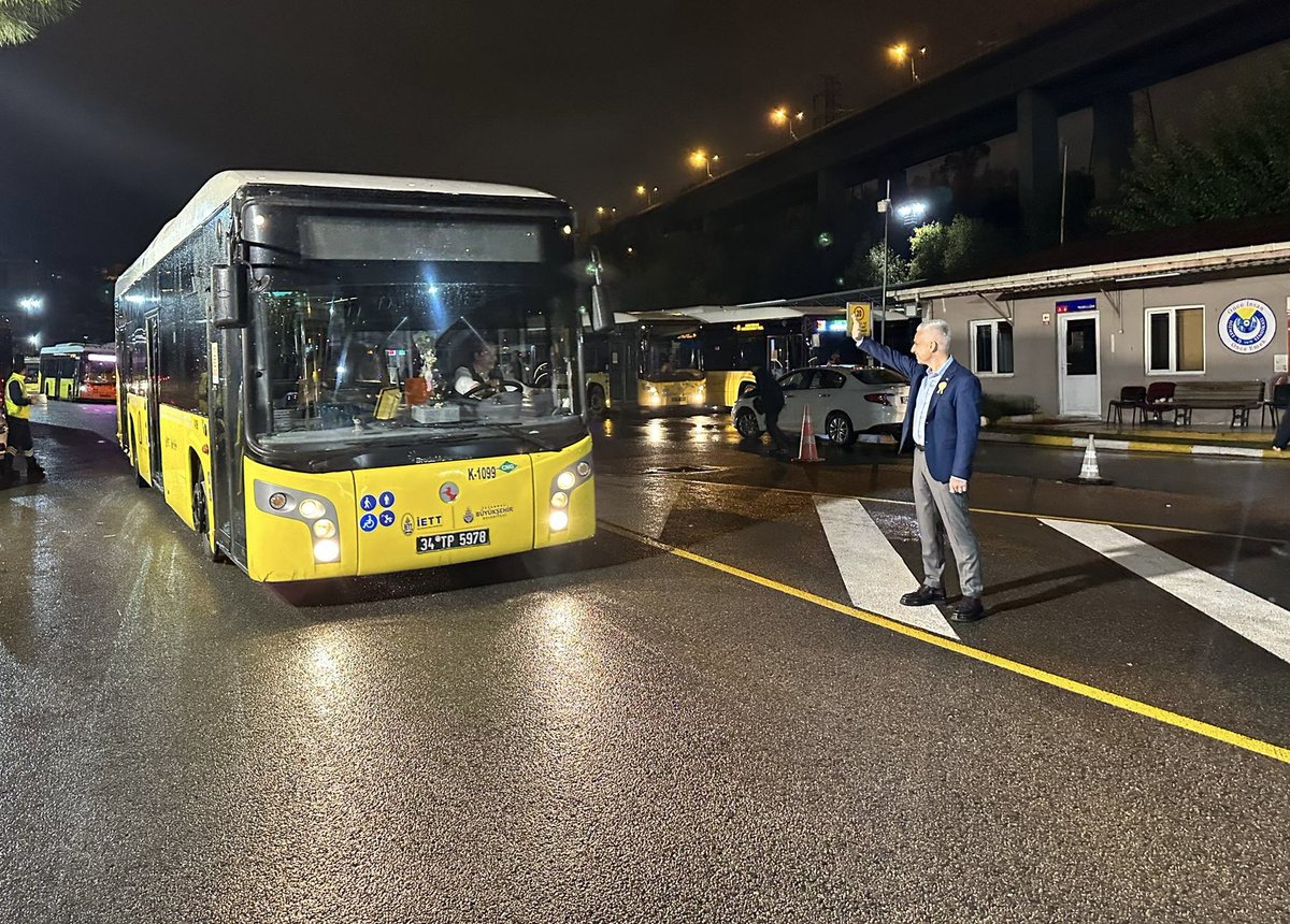 Bugün, 30 Kasım Dünya Şoförler Günü. 

İstanbul’un toplu ulaşımı için hizmet eden yaklaşık 12 bin şoförümüz başta olmak üzere, tüm şoförlerimizin gününü kutluyorum. 

Bu sabah saat 05:00’te Kağıthane Garajı’mızda şoförlerimizi ziyaret ederek, günlerini kutladım ve ilk seferlerine