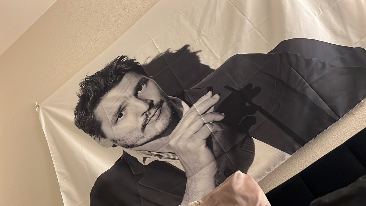 lunaprincesa_'s tweet photo. The best wall decor https://t.co/HnpnTNxvk4