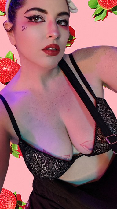 🍓Get ready to be ensnared in the sweetest trap  🌀My hypnotic allure is as fresh and irresistible as a