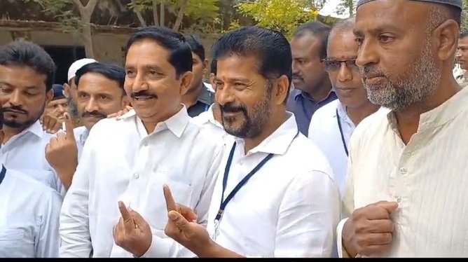 NAVEENYADAVINC's tweet image. RevanthReddy 𝗖𝗮𝘀𝘁𝗲𝗱 𝗵𝗶𝘀 𝗩𝗼𝘁𝗲

TPCC President Revanth Reddy Casted his vote.

#ByeByeKCR #VoteForHand @revanth_anumula