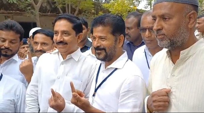 Congress4TS's tweet image. RevanthReddy 𝗖𝗮𝘀𝘁𝗲𝗱 𝗵𝗶𝘀 𝗩𝗼𝘁𝗲

ఓటు హక్కును వినియోగించుకున్న టీపీసీసీ అధ్యక్షుడు రేవంత్ రెడ్డి.

TPCC President Revanth Reddy Casted his vote.

#ByeByeKCR #VoteForHand @revanth_anumula