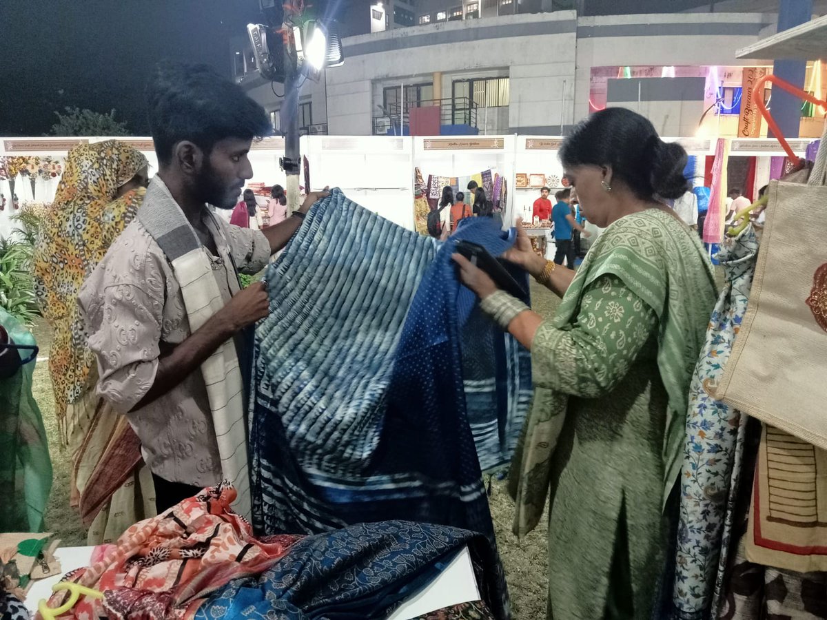 noskk_2016's tweet photo. On 23rd &amp; 24th NOV,NOSKK participated in a 2-day program of Craft bazar to bring together the best of handicraft items under one roof while also showcasing the exquisite skill &amp; craftsmanship of our artisans in Kolkata,organised byNational InstituteofFashionTechnology.@niftindia https://t.co/jPAdeoryQU
