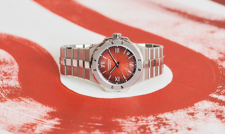SwissWatch_JP's tweet photo. 20本限定ショパール　アルパイン イーグル41 サンバーント
オーストラ���ア市場に向けて製作されたアーティスト、ショーン・ダニエル・アレンとのコラボモデル。ケースバックとボックスにペイントが施された独特の芸術的な曲線が特徴。収益の一部は寄付される予定。
＃新作
https://t.co/P1MmYrfXYw https://t.co/zS3enga01k
