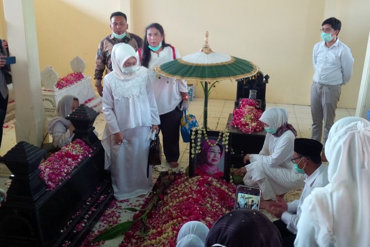 Kalau dr sumber Kompas memang gak ada. Itu klaim media saja yg tdk bisa dibuktikan dg foto maupun video. Nih coba baca. Makin demen kalau bahas soal ini. Biar makin terbuka semua. Ayo kasih bukti foto satu aja ya. 🙏
regional.kompas.com/read/2020/03/2…