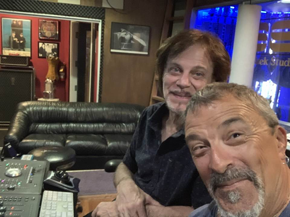 Always a great day in the #recordingstudio with #robertberry and my musicians.

#newalbum #vocals #musicproduction #recordingstudio @followers