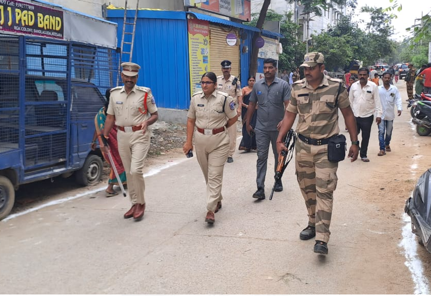 MalkajgiriCop's tweet photo. #రాష్ట్ర_అసెంబ్లీ_ఎన్నికల నేపథ్యంలో #రాచకొండ జోనల్ #డీసీపీలు తమ పరిధిలోని #పోలింగ్_కేంద్రాలను సందర్శించి, #పోలీస్_సిబ్బందికి, #కేంద్ర_బలగాలకు పలు సూచనలు చేశారు. #ఎన్నికలు సజావుగా సాగేందుకు అవసరమైన అన్ని ఏర్పాట్లను పరిశీలించారు.
#TelanganaAssemblyElections2023 
#PolingDay https://t.co/9XG0FwXRIk