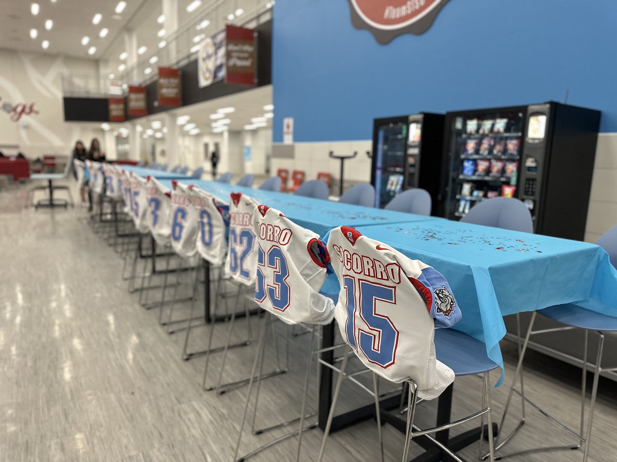 VenessaPadron's tweet photo. 🏈Final football banquet for our seniors! 💯 #co2024 #Bulldogpride #MDF #SHS #onceabulldogalwaysabulldog https://t.co/qOgprI5hBA