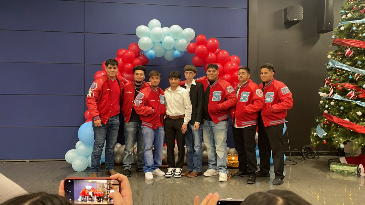 VenessaPadron's tweet photo. 🏈Final football banquet for our seniors! 💯 #co2024 #Bulldogpride #MDF #SHS #onceabulldogalwaysabulldog https://t.co/qOgprI5hBA