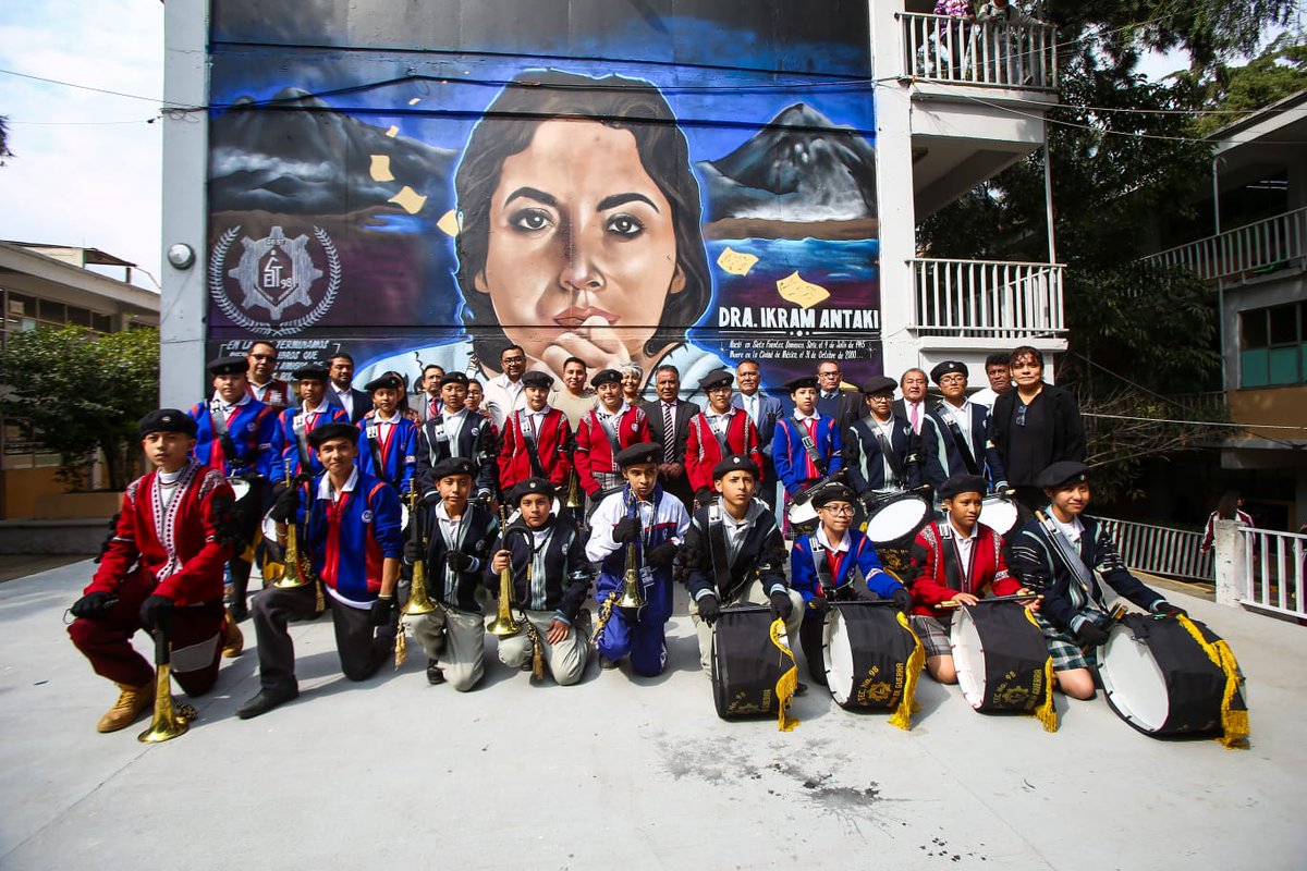 FerVilchisMx's tweet image. #Calidez | Muchas gracias a los docentes de la secundaria Ikram Antaki, en la colonia Los Bordos, por hacerme llegar tan bello reconocimiento de manos de nuestro primer regidor Ernesto Santillan. Sabemos que aprovecharán de la mejor manera su nuevo arcotecho. ¡Enhorabuena!