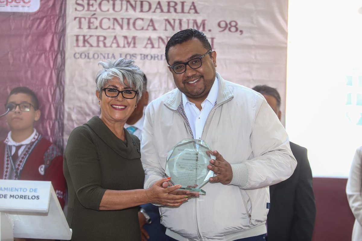 FerVilchisMx's tweet image. #Calidez | Muchas gracias a los docentes de la secundaria Ikram Antaki, en la colonia Los Bordos, por hacerme llegar tan bello reconocimiento de manos de nuestro primer regidor Ernesto Santillan. Sabemos que aprovecharán de la mejor manera su nuevo arcotecho. ¡Enhorabuena!