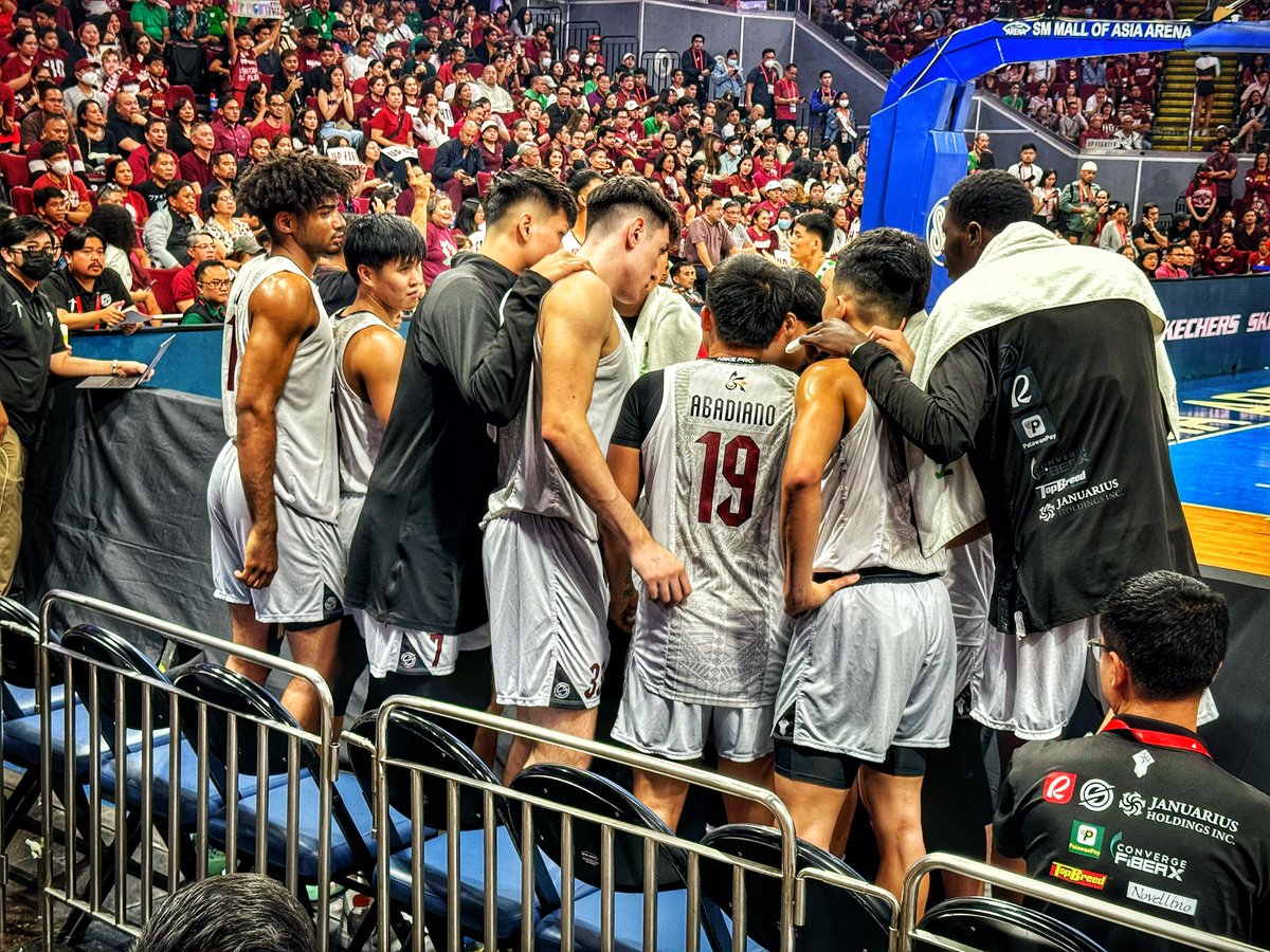 iamkidnidoc's tweet photo. With about 2 min left sa game…team captain CJ Cansino calls for a huddle on the bench… probably reminding the guys to focus… eyes on the prize…Job not yet done ✊🏼🏀🇵🇭 … yan ang leadership… yan ang teamwork… #UtakPuso #UPFight  #LetsGoUP https://t.co/SCLby49NPl