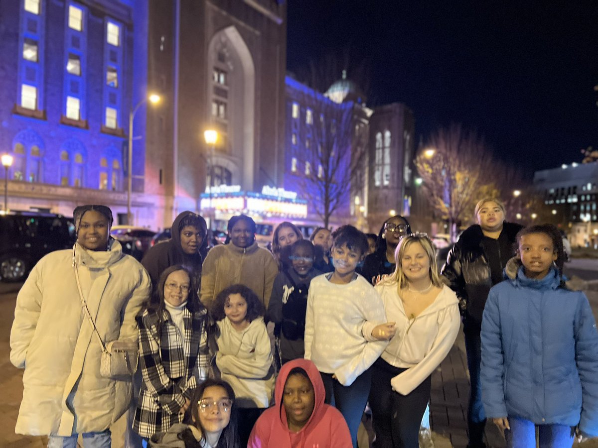 CaraTownsend1's tweet photo. Another amazing moment with our @York_Falcons Girls Group…. Dinner and a Show!  #wowthisishuge # https://t.co/p6hDPMwWDt