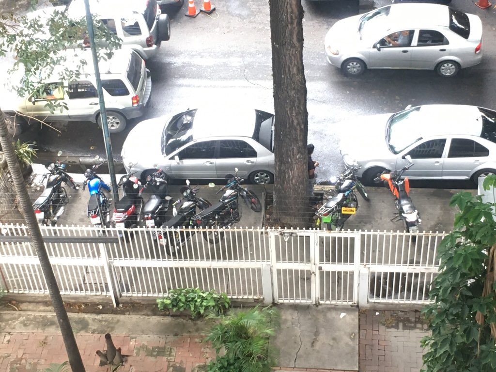 iveant's tweet photo. @PqElParaisoCcs @carmenaidasilva @gestionperfecta sobre todo en la acera donde está mi parrillita, la av principal del paraíso, las motos usando la acera de estacionamiento sin respetar las salidas de edf y los mecánicos usando la acera de taller @gestionperfecta https://t.co/PP6n9SvtGn