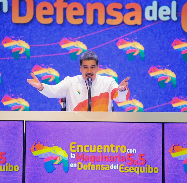 ¡Qué orgulloso me siento al ver a la juventud del país defendiendo la Venezuela Toda! Cuánto amor y conciencia hay en la muchachada liceísta, que hoy está movilizada y participando en un simulacro inédito del Referéndum Consultivo, como un acto simbólico, de civismo y heroísmo