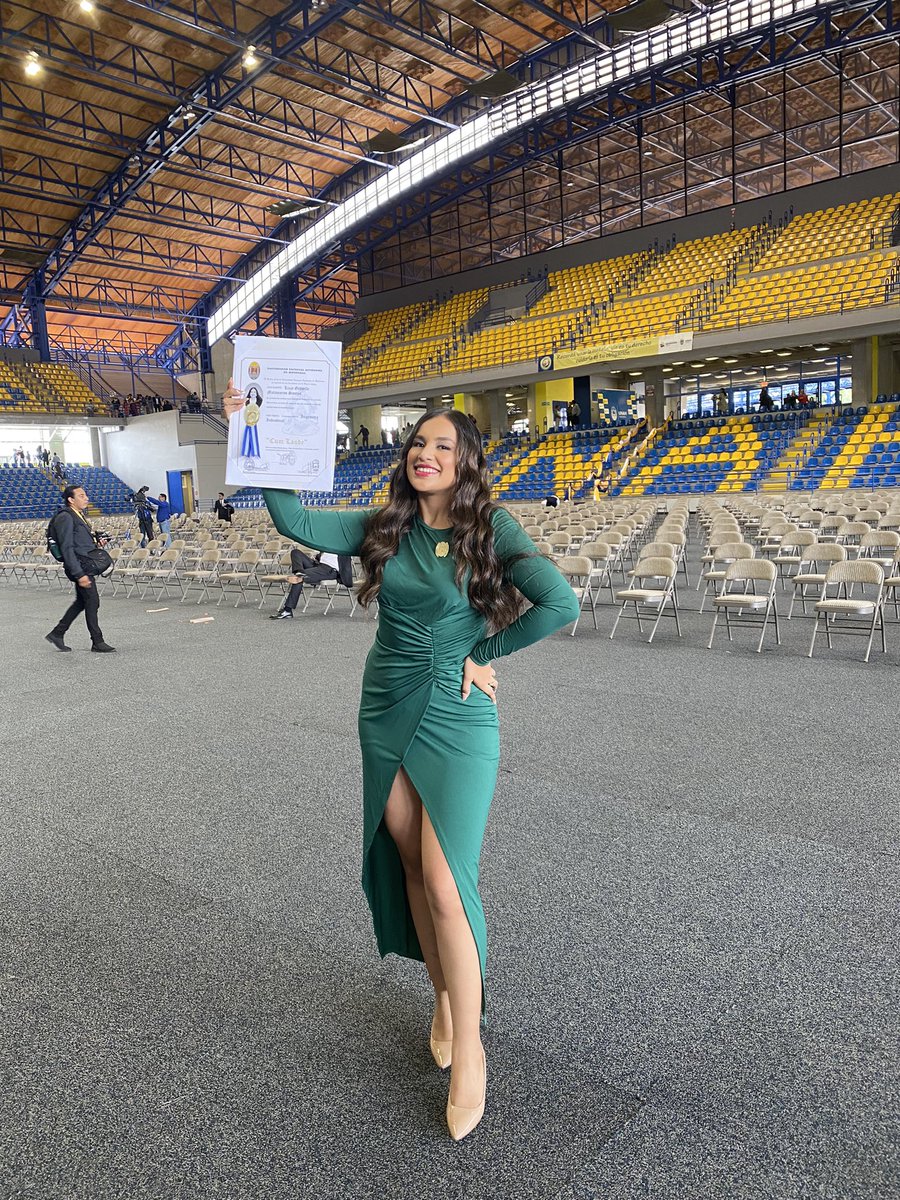 LizMatamoros2's tweet photo. Así de bonito es egresar de la mejor universidad de Honduras. Ya soy ingeniera 🎓🤍 https://t.co/HK2106sZxQ
