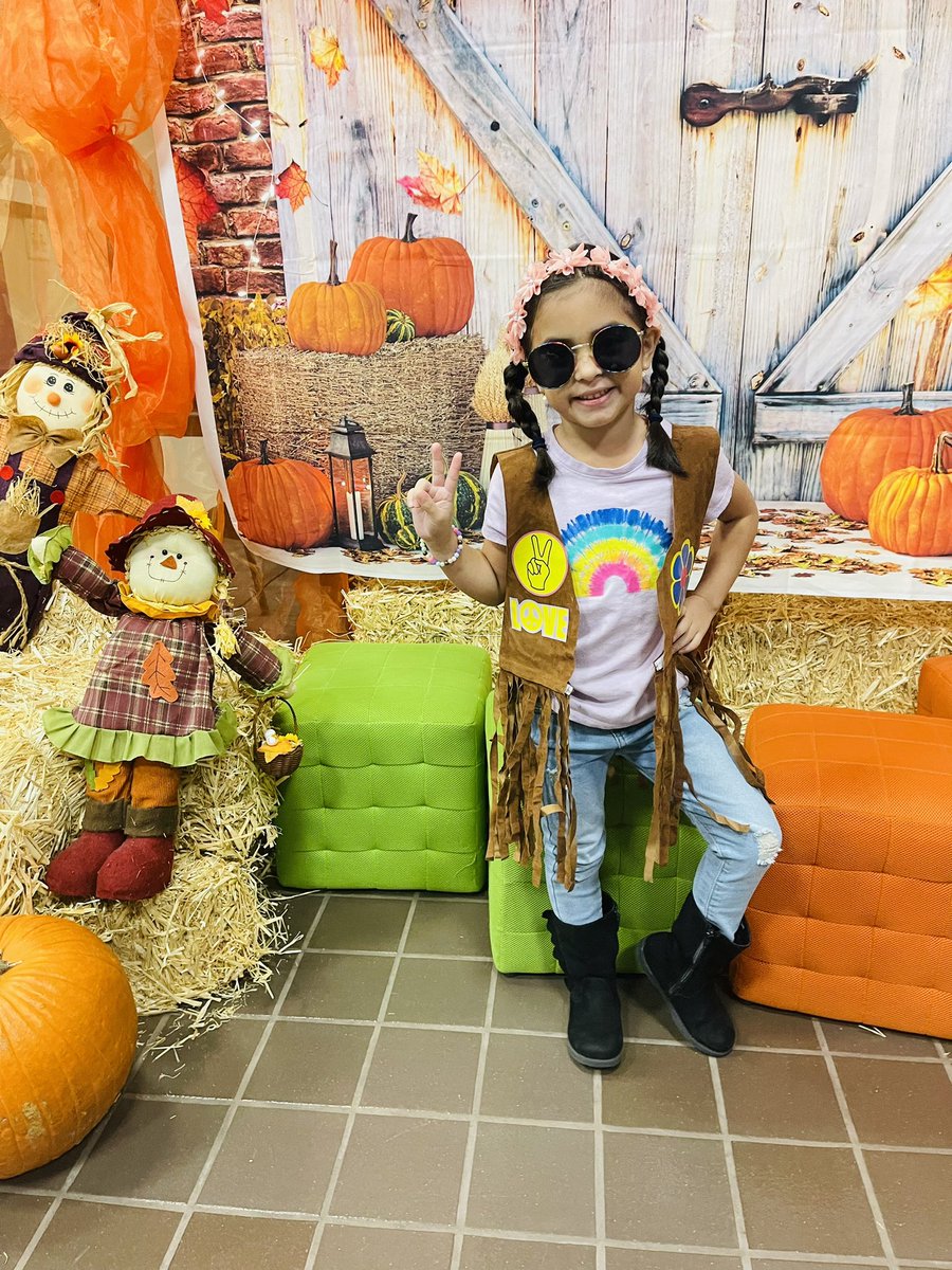 S_Rivera82's tweet photo. @ReesStars feeling groovy on our 70th day of school 🫶🏼✌🏽#LetsGetGroovy https://t.co/I3vKYr4aBJ