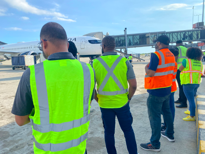 OEA_CICTE's tweet photo. #AviationSecurity #CICTEprogram is happy to support the @UNODC AIRCOP Caribbean teams from π―π², πΉπΉ and π§π§ in an #InsiderRisks Training in Jamaica this week. Participants engaged in a practical observation at the airport in #Jamaica today for insider risks https://t.co/FgA3f3ja0o