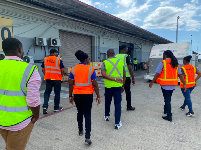 OEA_CICTE's tweet photo. #AviationSecurity #CICTEprogram is happy to support the @UNODC AIRCOP Caribbean teams from π―π², πΉπΉ and π§π§ in an #InsiderRisks Training in Jamaica this week. Participants engaged in a practical observation at the airport in #Jamaica today for insider risks https://t.co/FgA3f3ja0o
