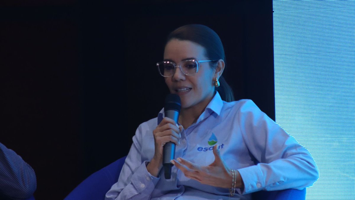 EsantSantander's tweet photo. Nuestra Gerente, la Ing. Nohora Cristina Flórez Barrera se destacó en el panel del Simposio liderado por el @acueductobga. 🤩💧 https://t.co/8cdmIcXtTm