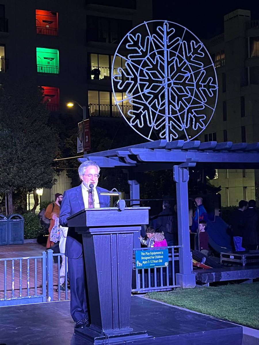 Let there be light!🌟 Huntington Park looked gorgeous as we rang in the holiday season w/ the #NobHillAssociation @gracecathedral @SFPDCentral @SFFDPIO @RaphaelHouseSF We honored standout SFPD/SFFD heroes + raised funds for the incredible work of Raphael House in Lower Nob Hill.