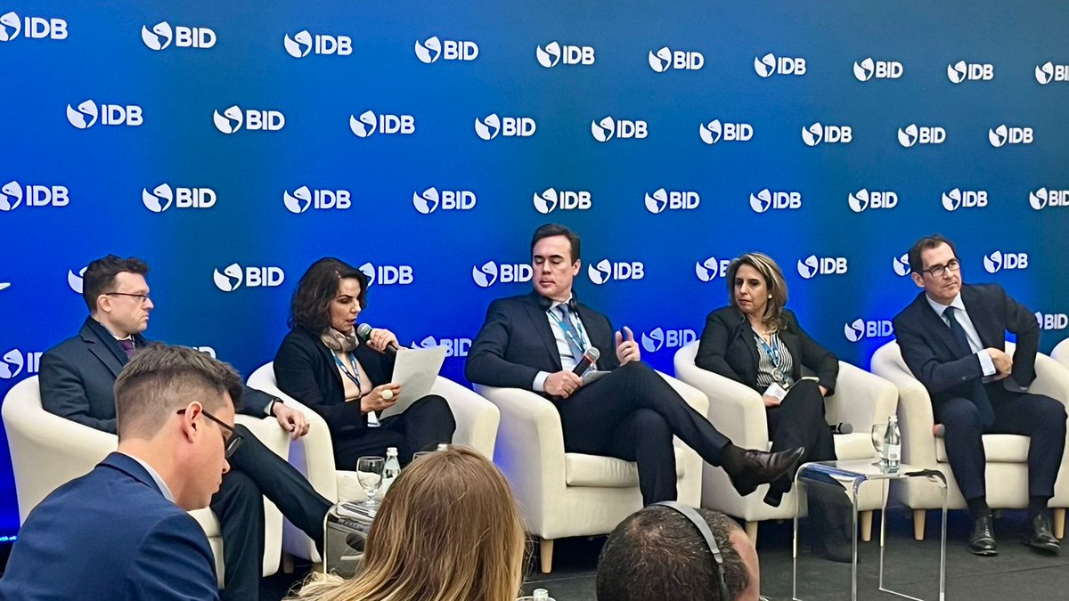 ¡Finalizamos el 1er día del #DiálogoRegional de Políticas de Transporte! 💬 Expertos, líderes y representantes abordaron desafíos y trazaron soluciones para la #descarbonización del transporte en América Latina y el Caribe. ¡Gracias a todos por sus valiosos aportes! 🌎🚗