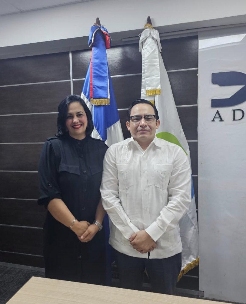 DominicAbud_rd's tweet photo. ¡Compartiendo momentos valiosos con el Director de Aduanas de El Salvador, @BenjaminMayo_SV Emocionado por firmar hoy en @aduanasrd un memorándum de entendimiento entre aduanas. ¡Juntos, construimos puentes para un futuro más colaborativo! 🤝🌐 #CooperaciónInternacional #Aduanas https://t.co/h5CcLnyW4I