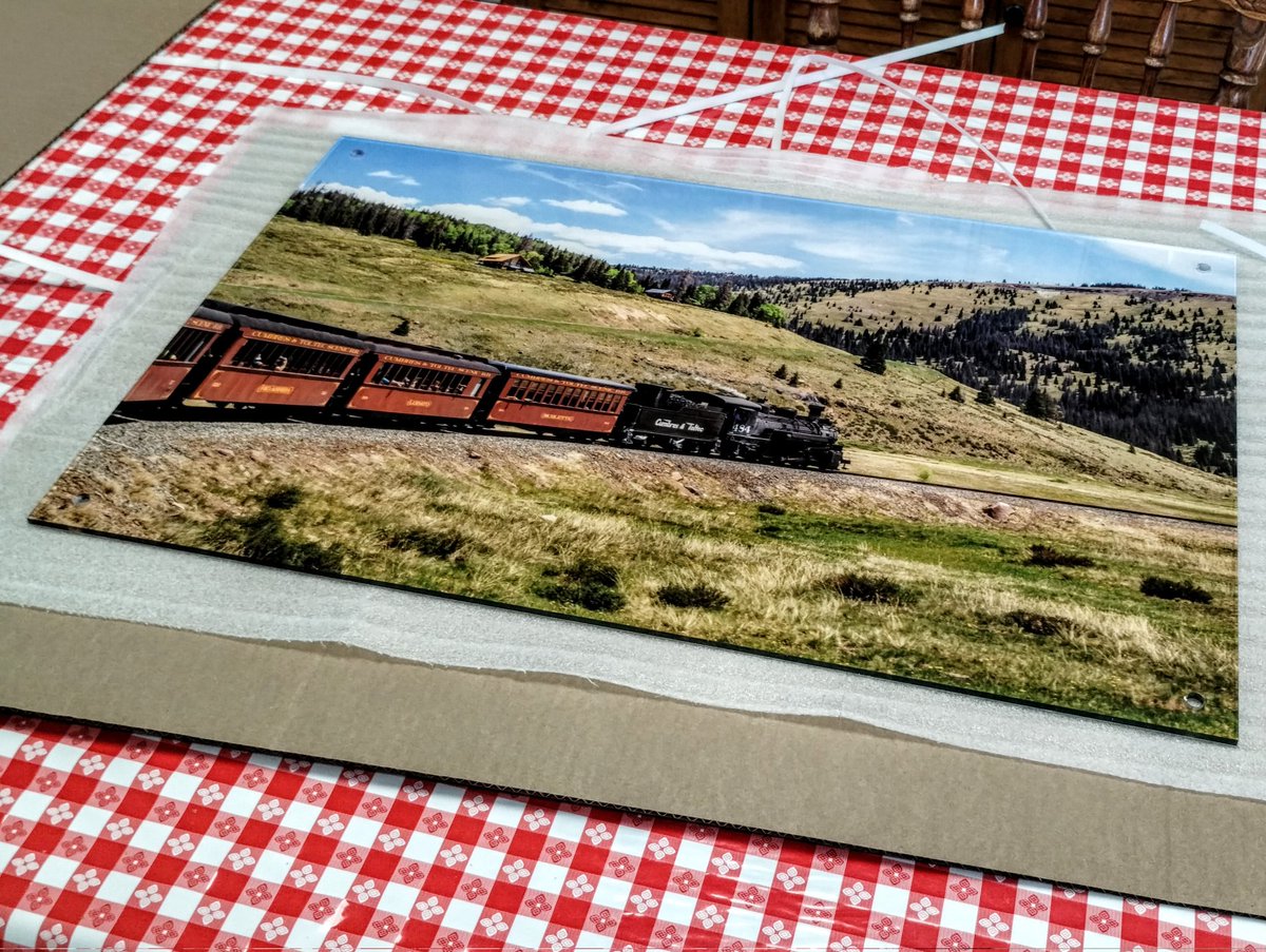 MelodyAnneM's tweet photo. I'm always a little nervous about ordering large, expensive prints of my photos but I'm super happy with how this 20"x30" acrylic print from Shutterfly turned out! Now we just need to finish refurbishing my dad's old train set! #shutterfly #teamcanon #acrylicprint #trains https://t.co/k3a27oK8Eg