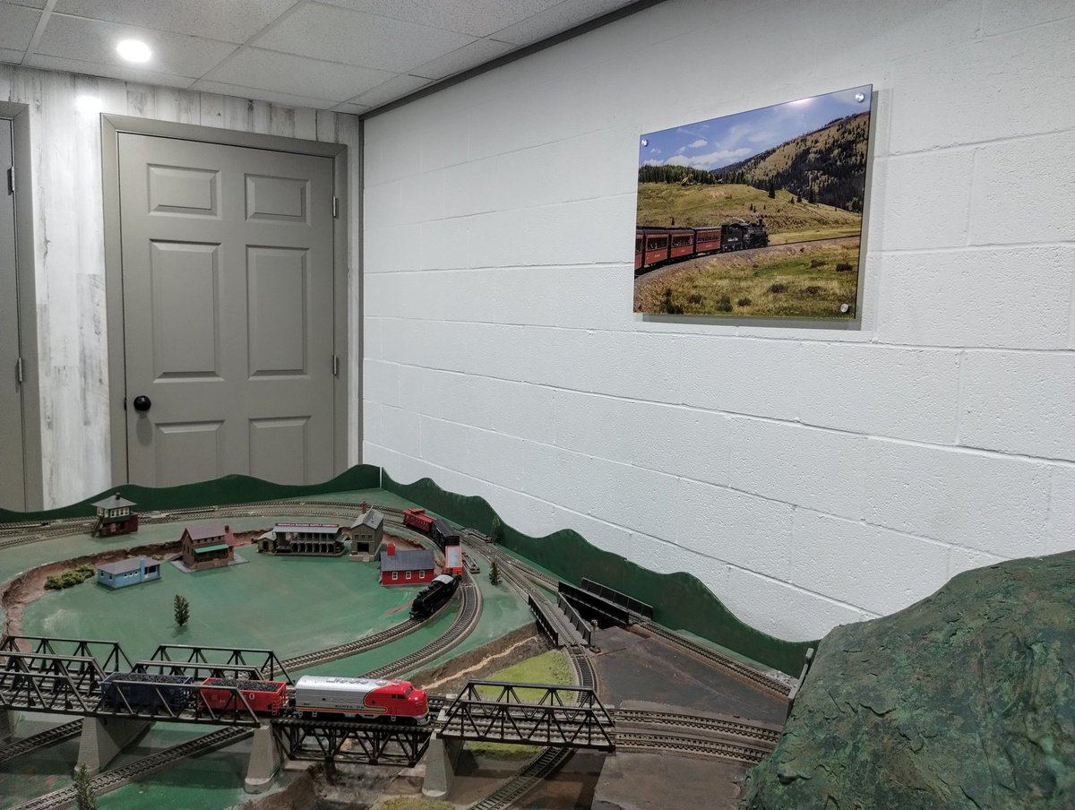 MelodyAnneM's tweet photo. I'm always a little nervous about ordering large, expensive prints of my photos but I'm super happy with how this 20"x30" acrylic print from Shutterfly turned out! Now we just need to finish refurbishing my dad's old train set! #shutterfly #teamcanon #acrylicprint #trains https://t.co/k3a27oK8Eg