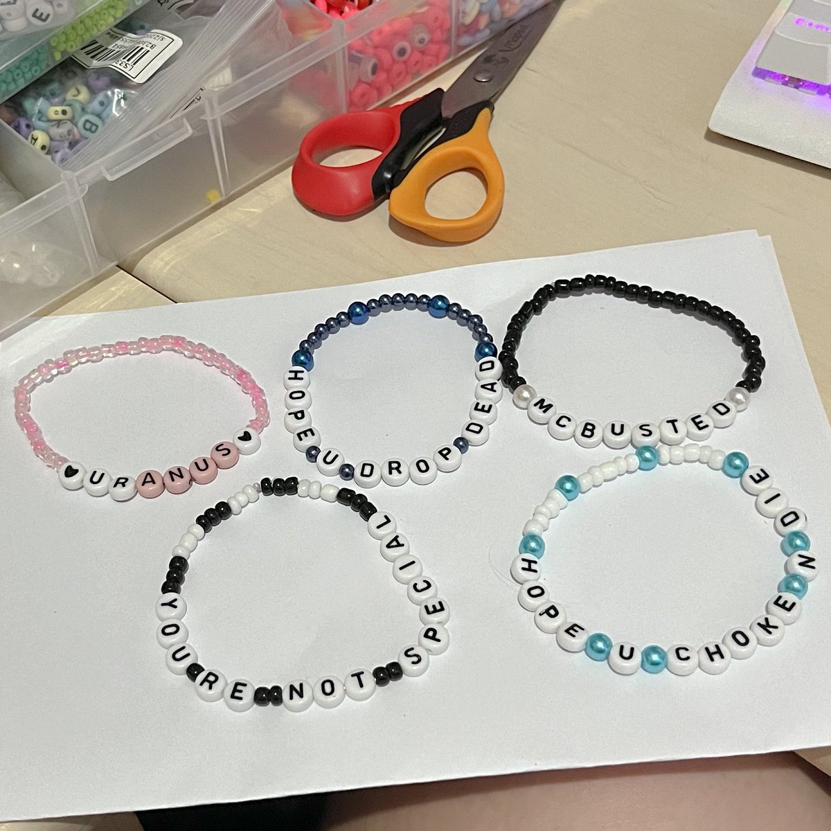McflyCah's tweet photo. Atualizações das pulseiras da inimizade. Ninguém mandou o mcfly pegar pesado nas letras das músicas https://t.co/zRU5wiFw5h