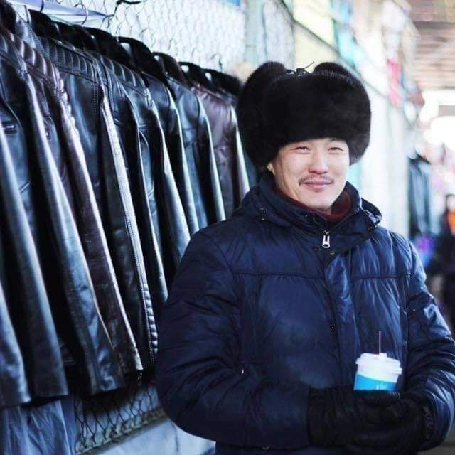 "Би Нарантуул зах дээр 20 жил зогсч байна. Хөдөлмөрлөөд л байвал болоод л байдаг юм даа. Анх 20 гаруйхан настай жаахан хүүхэд л эхнэртэйгээ сууж байлаа. "Сайхан амьдарна аа" гээд л хоёр талаасаа юу ч бодолгүй нийлж байсан юм шүү дээ. Хайлаастад би байшингаа өөрөө бариад л тусдаа