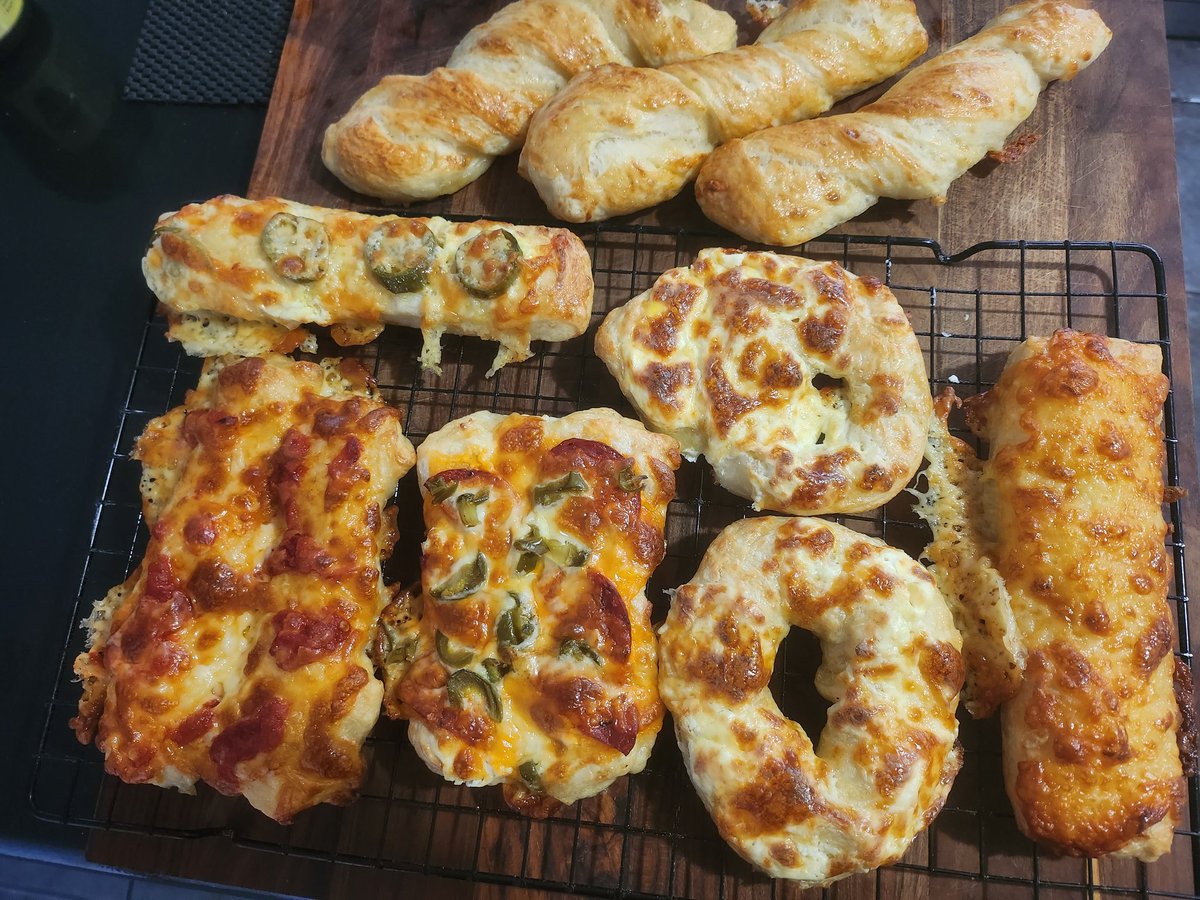 naturestudyd's tweet photo. Pretzels/Bagels with custom toppings.. 🤤🤗
Cream cheese and jalapenos, roasted peppers and mozzarella, cream cheese, salami and jalapenos.. (cream cheese stuffed bagels still baking)
Im done for today 🥰
#LoveToBake https://t.co/xedruG6JDf