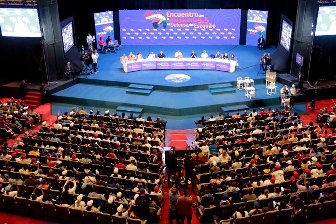Presidente Nicolás Maduro encabezó encuentro con maquinaria 5×5 para la defensa del Esequibo
goo.su/qDTWVOB

#El3DYoVotoSíATodo