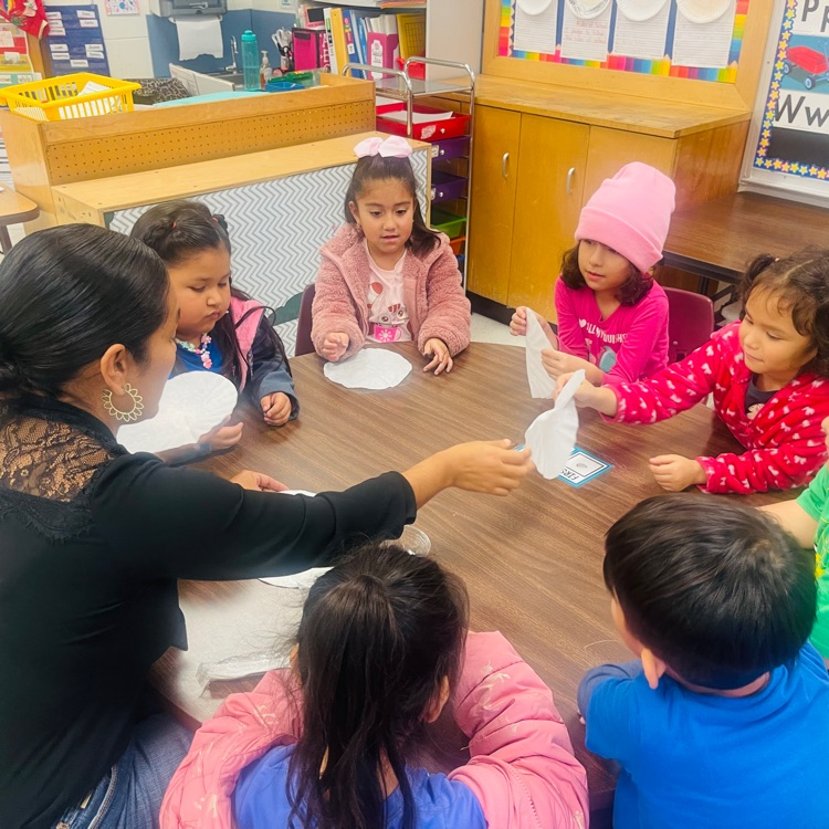 RooseveltBronc1's tweet photo. From forming hypotheses to hands-on experiments, our kindergarteners are making extraordinary discoveries in science! 🐴❤️🌎
#BroncoPride #GreatnessStartsHere https://t.co/F5h56Nss0g