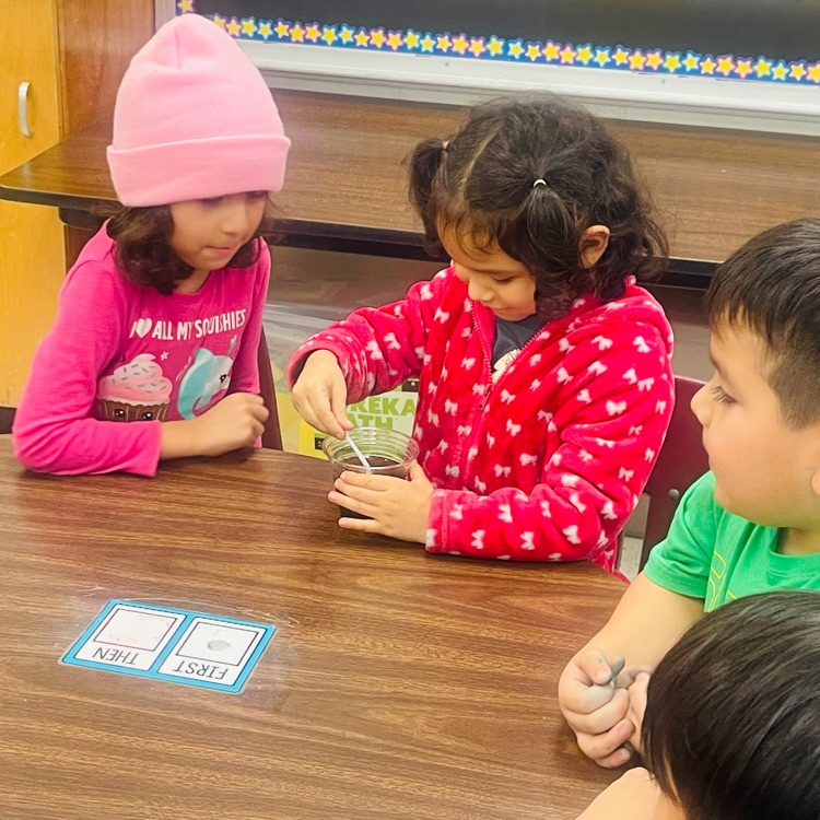 RooseveltBronc1's tweet photo. From forming hypotheses to hands-on experiments, our kindergarteners are making extraordinary discoveries in science! 🐴❤️🌎
#BroncoPride #GreatnessStartsHere https://t.co/F5h56Nss0g