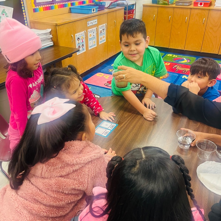 RooseveltBronc1's tweet photo. From forming hypotheses to hands-on experiments, our kindergarteners are making extraordinary discoveries in science! 🐴❤️🌎
#BroncoPride #GreatnessStartsHere https://t.co/F5h56Nss0g