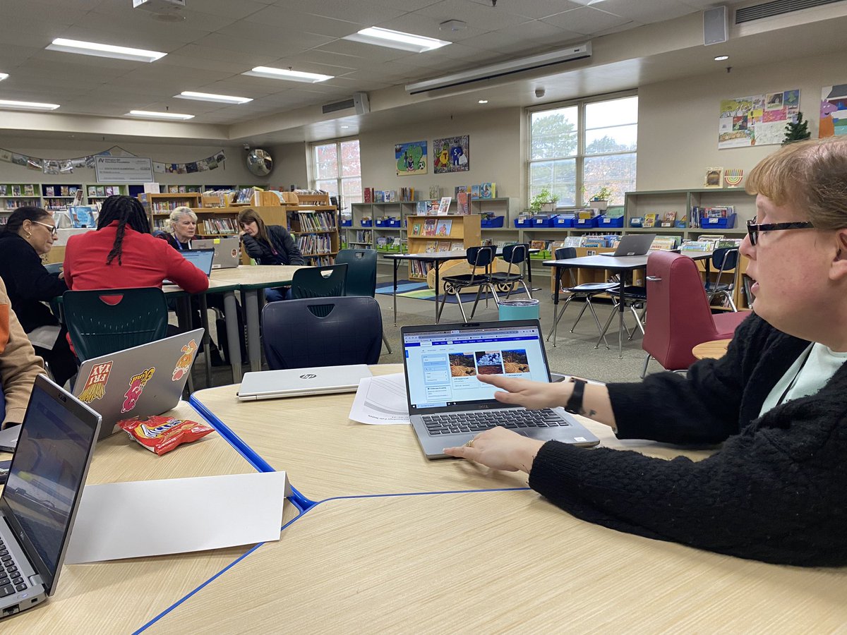 Technology Fair <a href="/southdaviselem1/">southdaviselementary</a> learning from our own experts to use apps for formative assessment! @aisdlibsrv  #technology